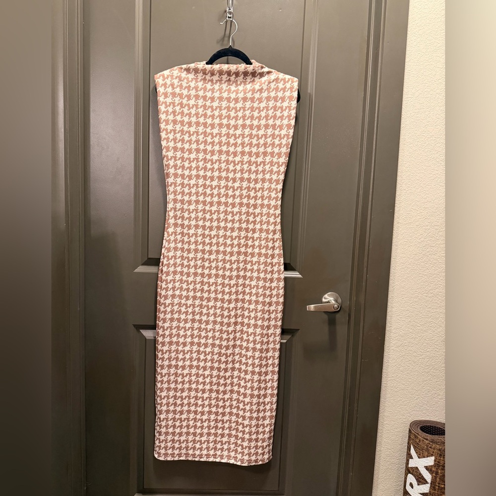 Sleeveless Houndstooth Midi Dress in Beige
